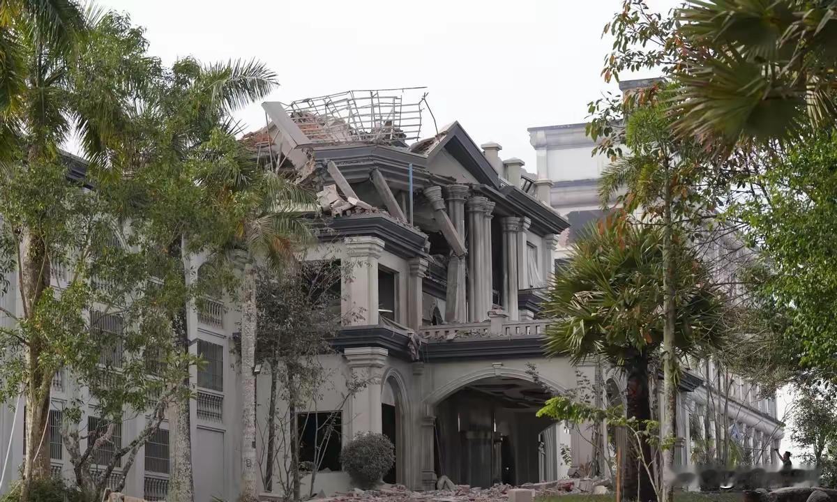 特朗普宣布柬埔寨泰国停火数小时后泰军炸毁中企建造大桥：12月14日特朗普宣布柬