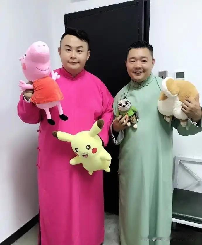 郭德纲弃徒曹云金的大弟子刘连喜去年在天津古文化街偶遇师爷郭德纲，喊了声师爷好，郭