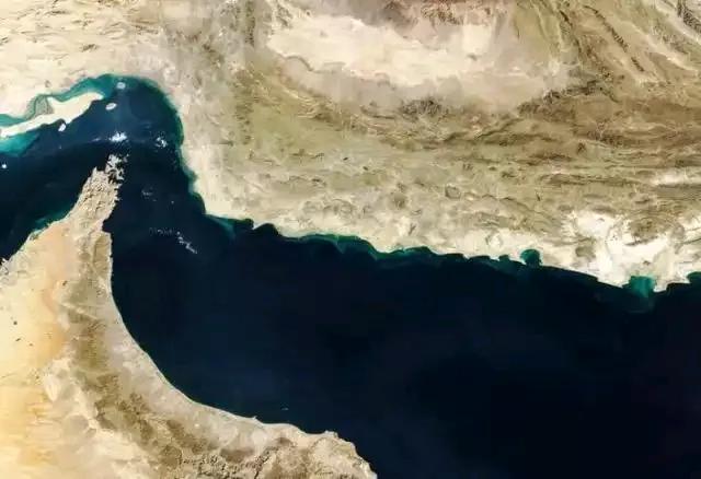 塔斯社报道，当地时间13日，土耳其政治分析师库楚克宣称，如果美国政府继续向伊朗施