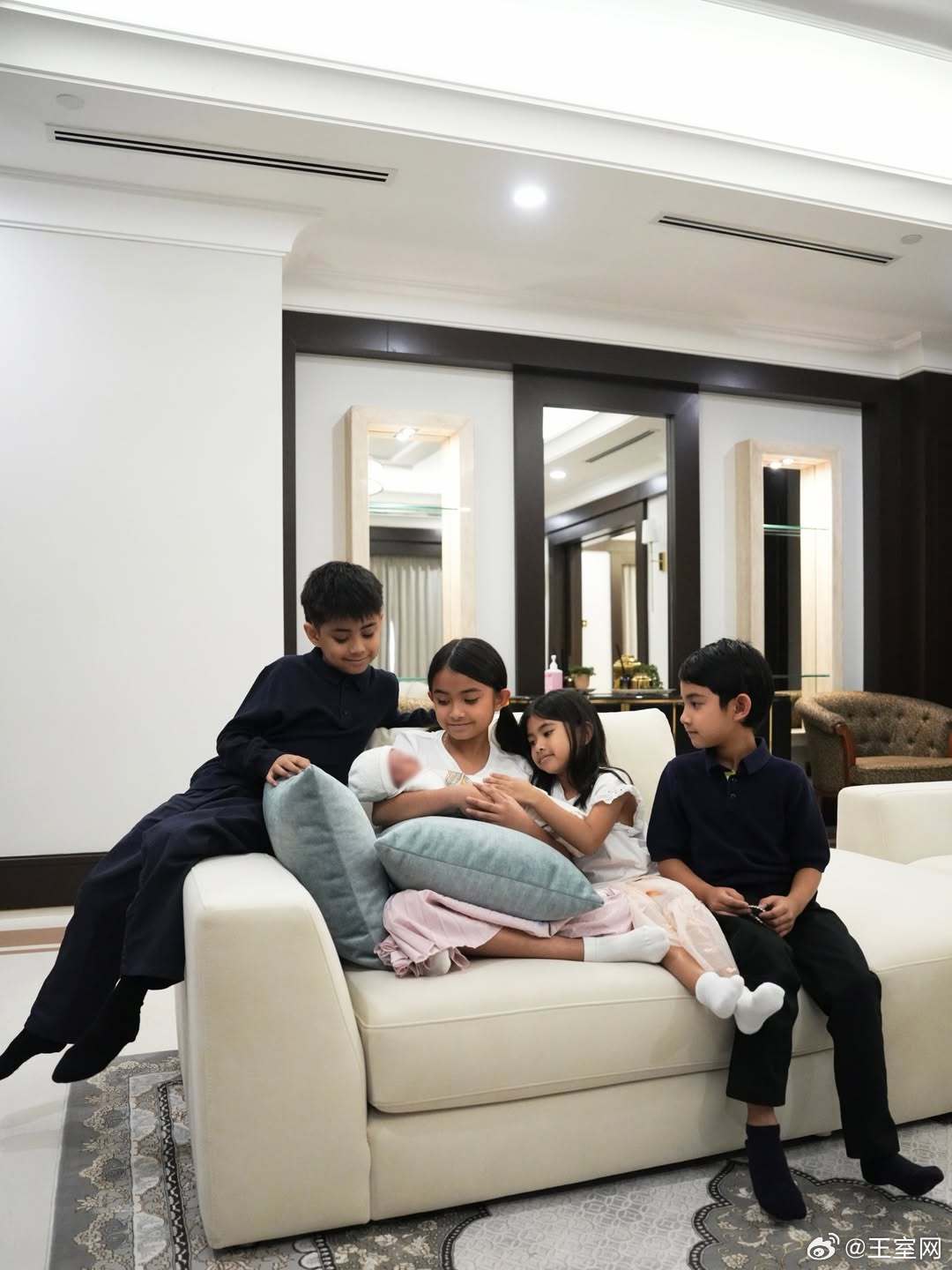 马来西亚王室🇲🇾4月7日，柔佛州王储一家喜迎小老五。王储伊斯玛尔、王储妃卡