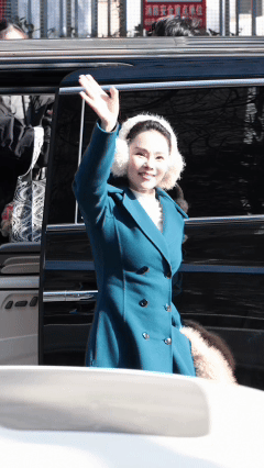 被57岁伊能静春晚生图震住了！😱镜头怼脸拍，下颌线依旧刀刻般利落，皮肤紧致饱