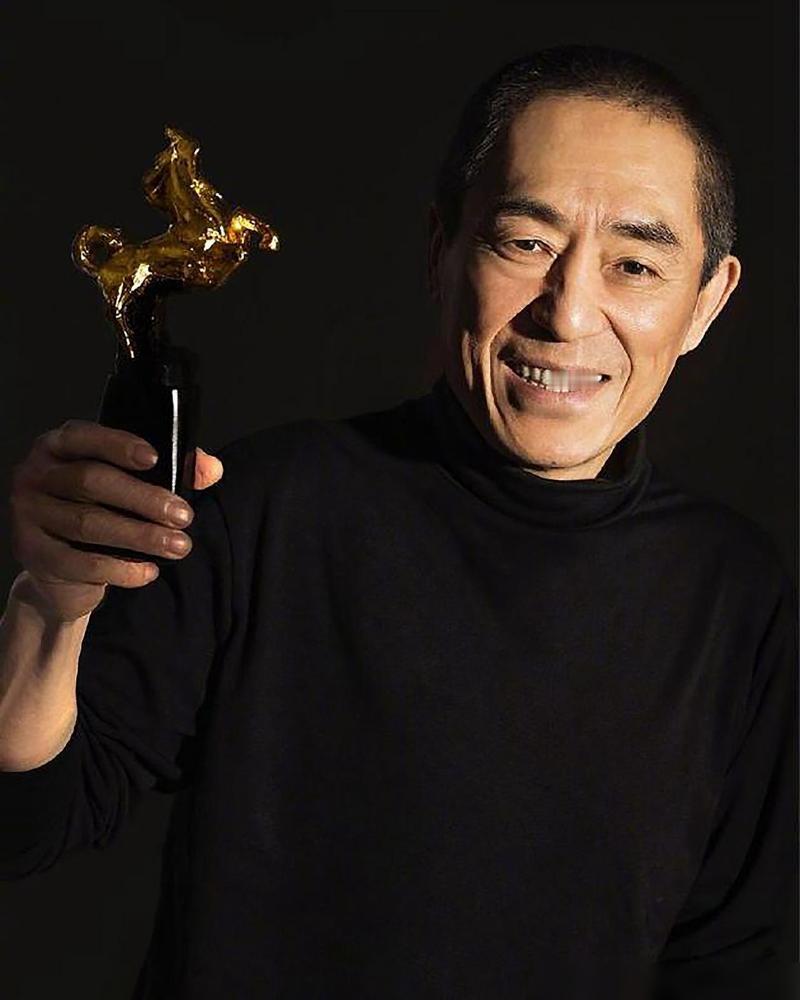 张艺谋在临潼给二弟买了套电梯房，钥匙递过去，弟弟把合同原样推回：你拍你的电影，我