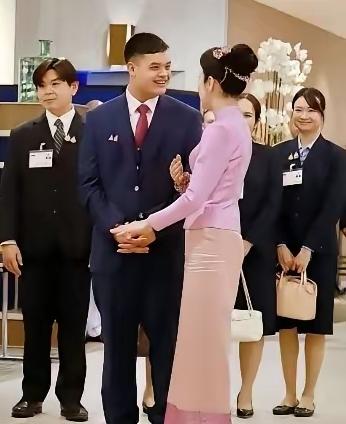 泰王74岁大寿，诗妮娜贵妃回来了。她是和提帮功小王子一起回来给泰王庆寿，提帮功小