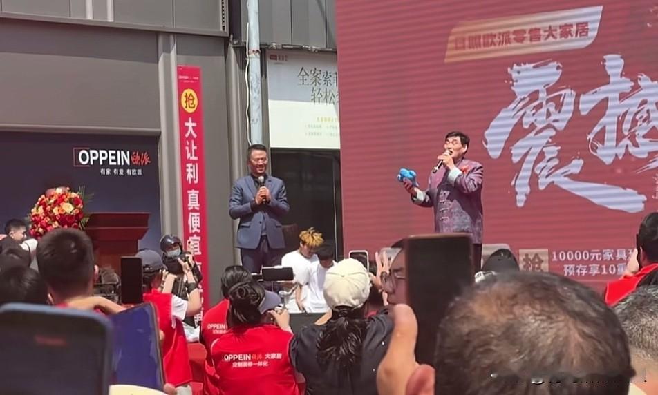 不炒作无绯闻！大衣哥现身日照开业庆典，硬核人气证明：群众才是最好的舞台？没有华