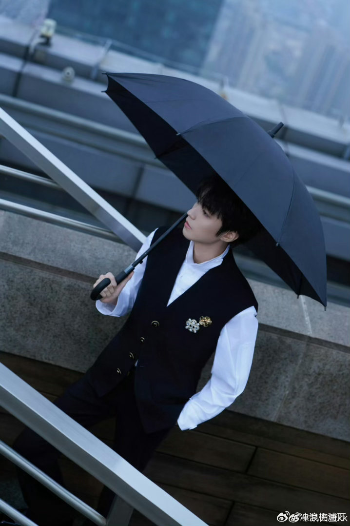 王俊凯来浪姐的原因王俊凯来当送考人，只为兑现与徐洁儿的约定~两人因《重生之门》结