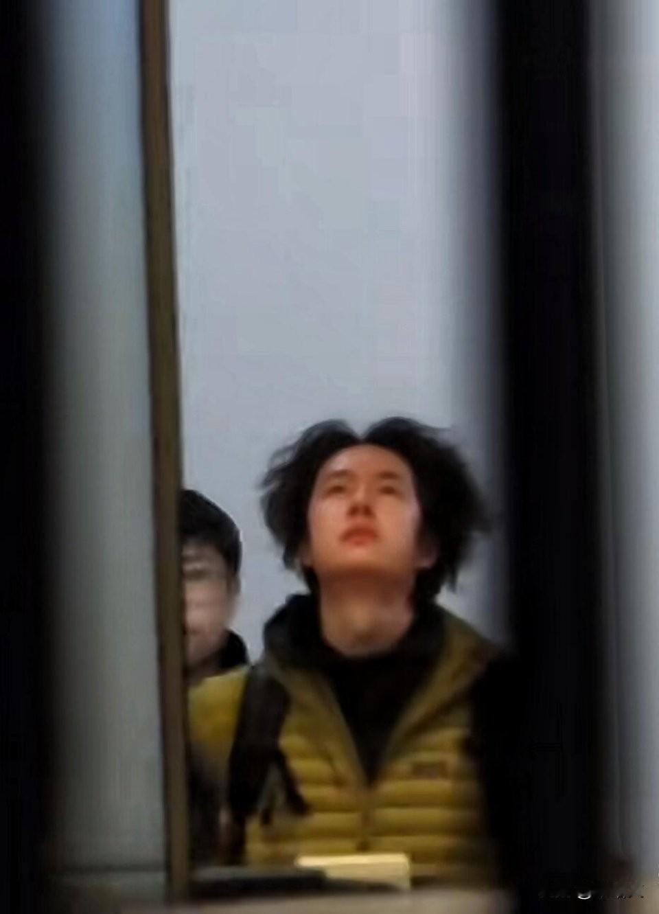 王一博摘帽变"全一博"？机场路透笑翻网友，这反差也太萌了！最近刷到王一博北