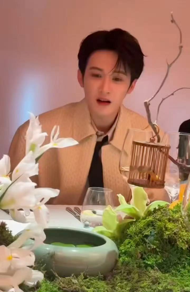 Fendi晚宴上的檀健次哇哦，檀健次你状态也太好了吧，笑起来好甜。​
