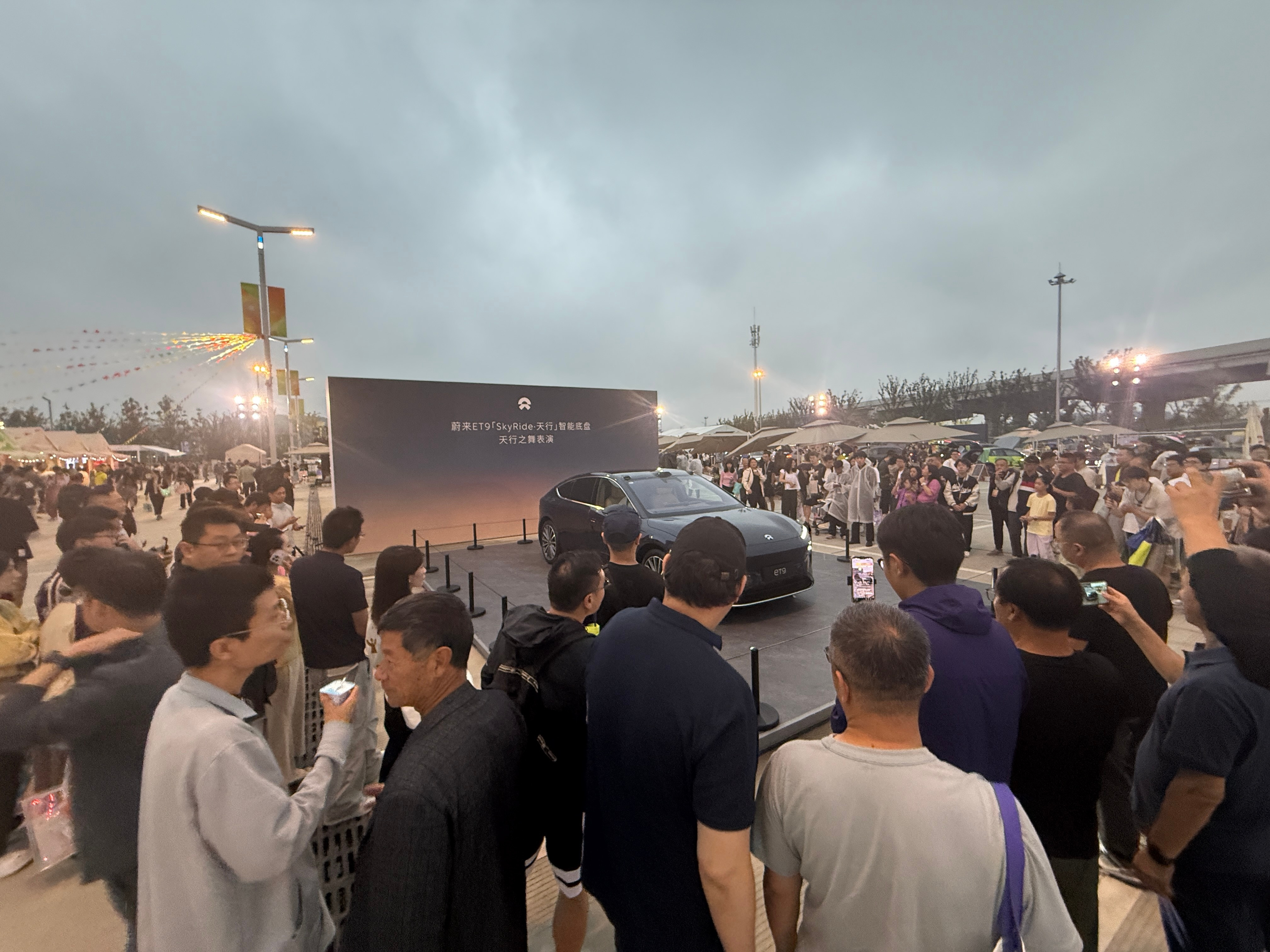 在NIODAY逛了一圈又一圈，又坐下来看完活动开场，震撼，太震撼了，不止是品牌