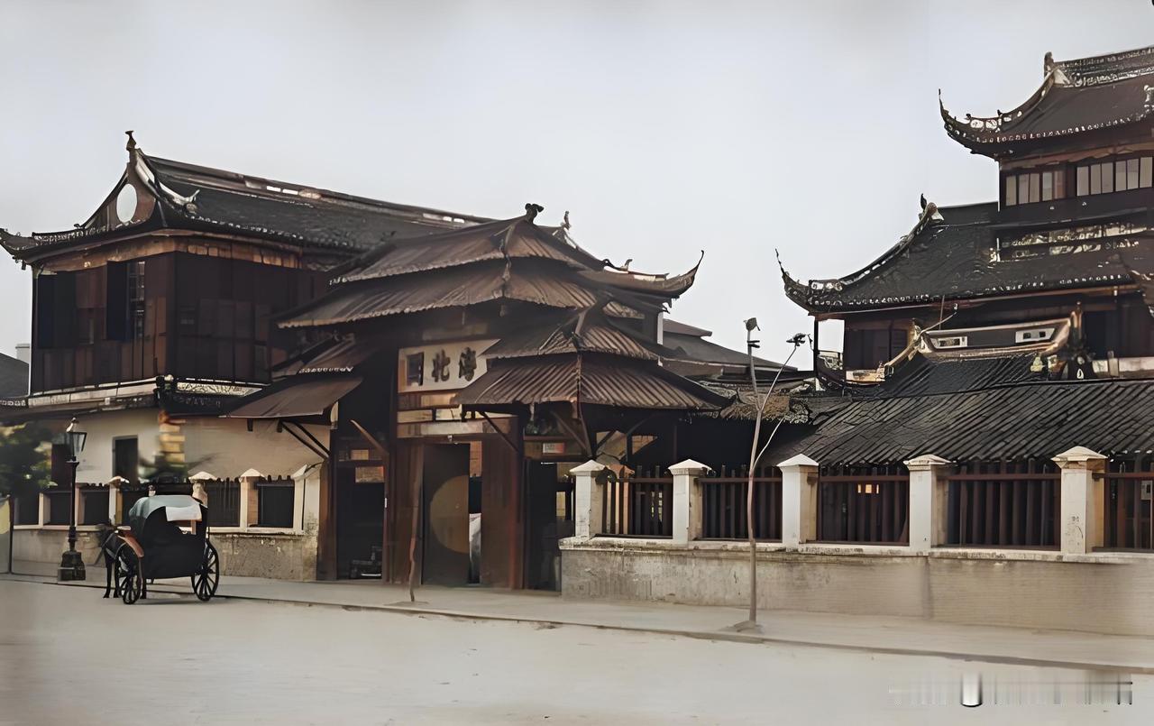 1857年，清廷为维系“天朝体面”，第一代海关署采用三进院落、飞檐斗拱的中式官署