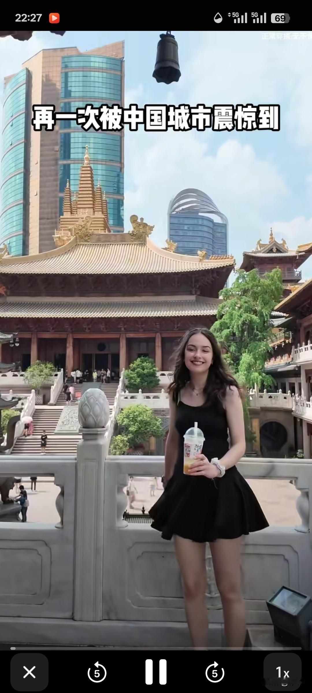 中国男子第一次带德国女友来中国旅行，带她在上海玩了一天，随后又带他来到了苏州