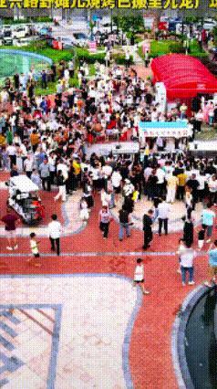 神似张雪峰的烧烤师傅陈杰，把摊位搬至九龙广场了。这些天，陈杰的烧烤摊已经搬家