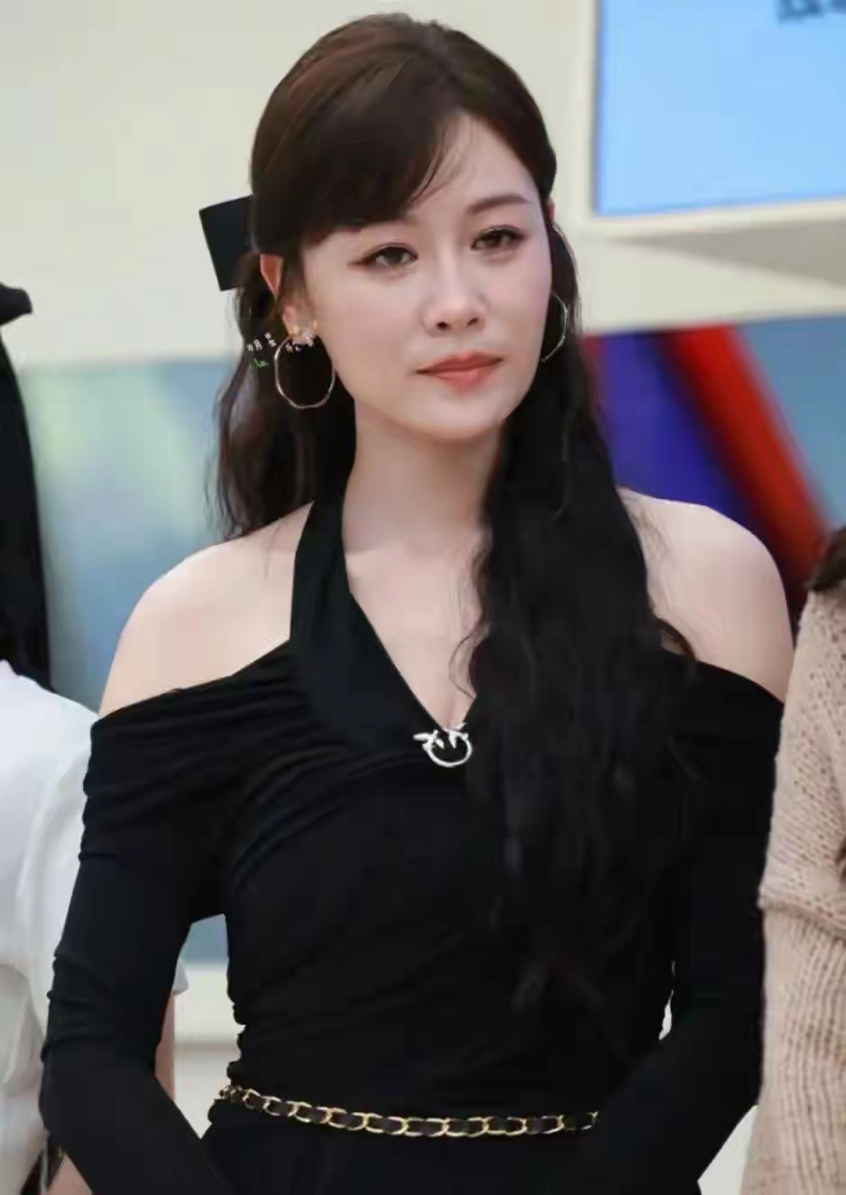 她是田亮的妻子，40多岁生过孩子身材还这么好，出道多年没有绯闻