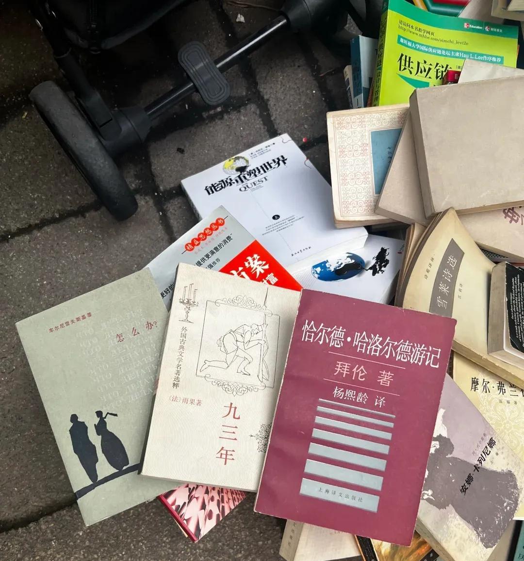 我看到有个人推了一车书，倒在了垃圾箱旁边。我就上去问了问，原来是这人家里装修，这