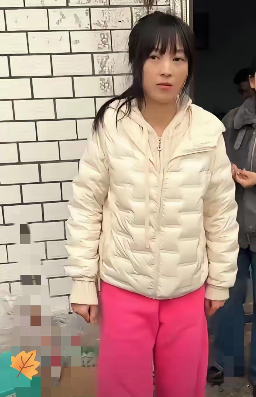 昨晚饭局，一位刚离职的文旅局员工喝多了说：“我们全年宣传预算，竟敌不过农村女孩