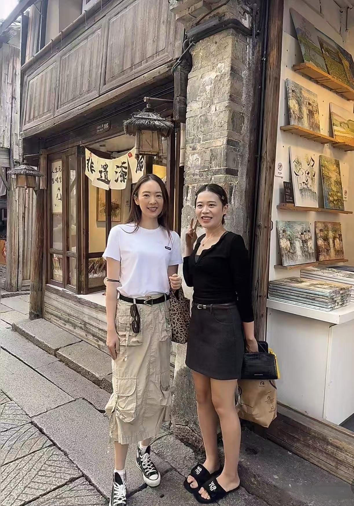 有位网友在乌镇偶遇童瑶，看这状态，像是没化妆的样子！