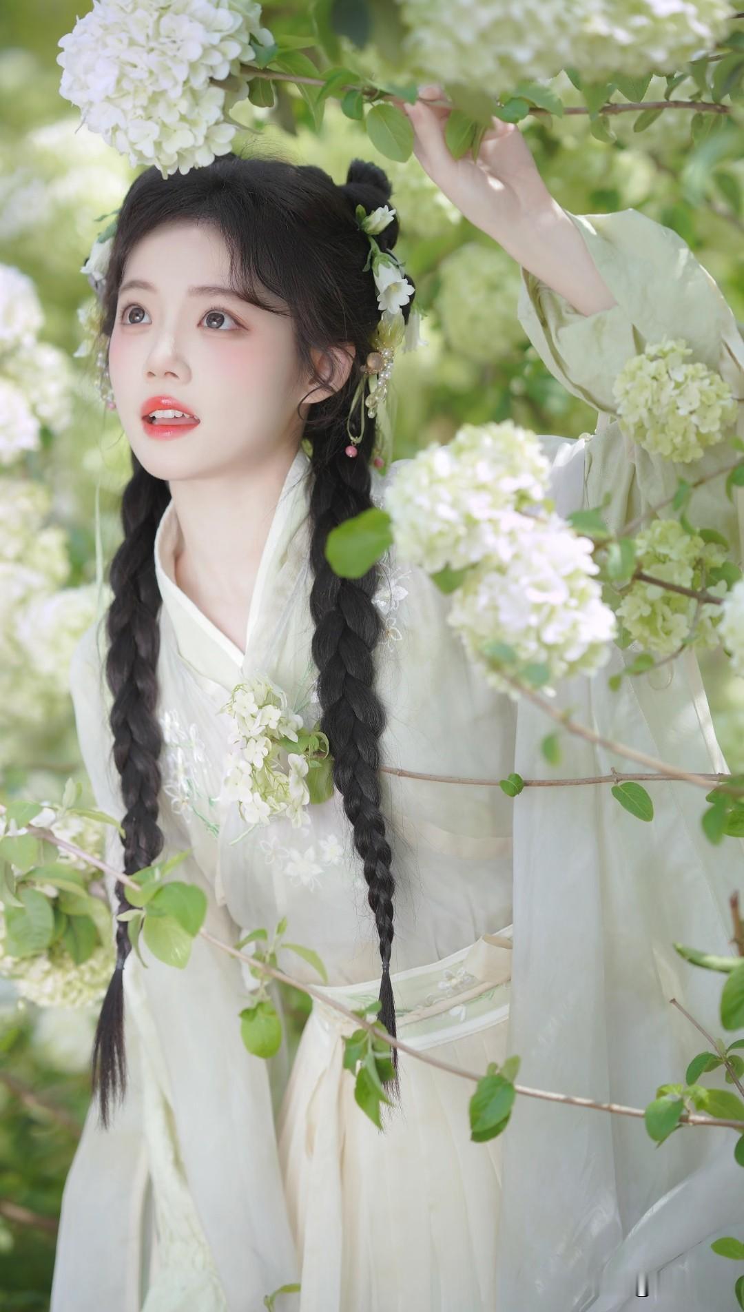 仙气飘飘的汉服少女，置身花海，宛如画中人。