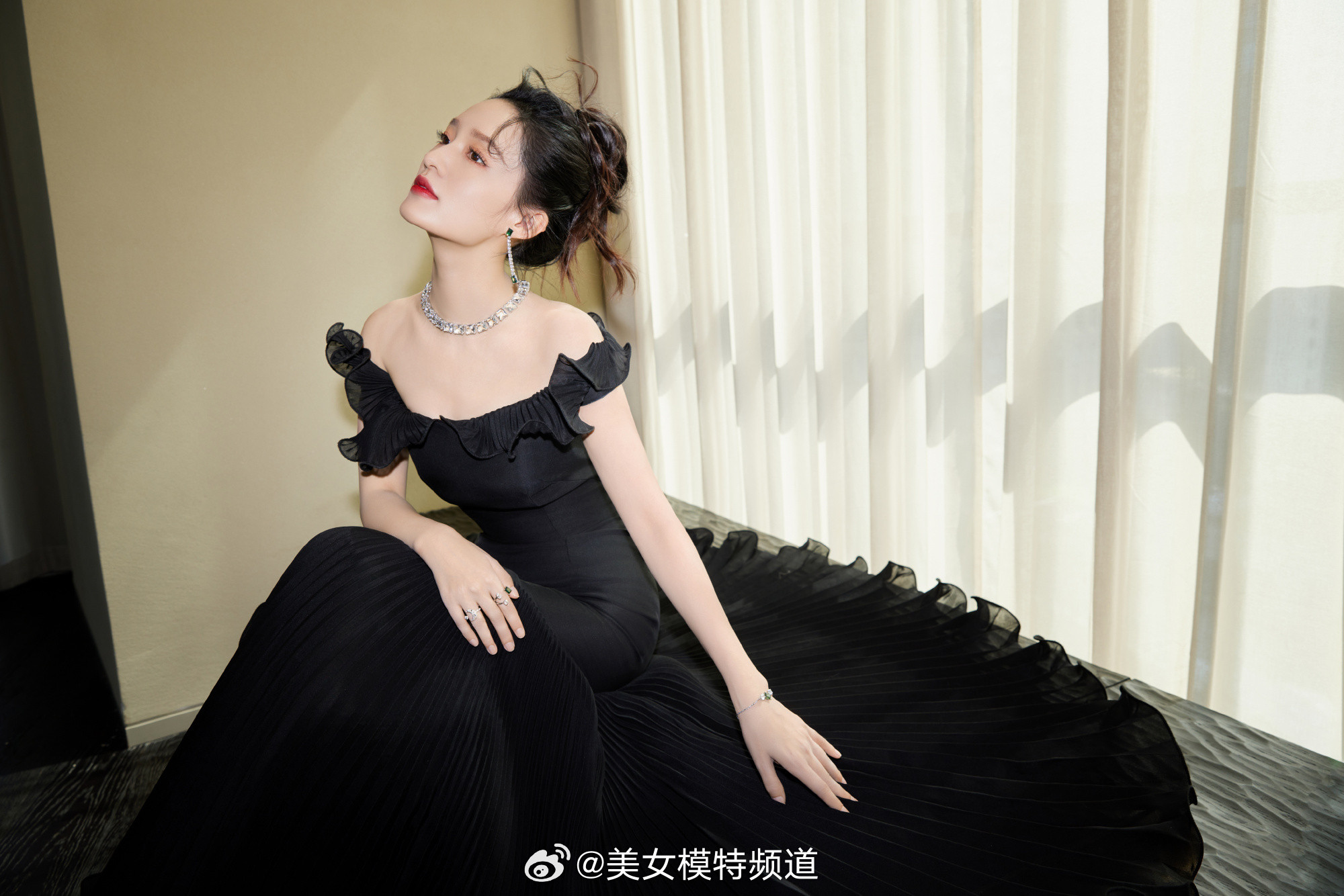 李沁的一组黑色礼服裙造型大气迷人