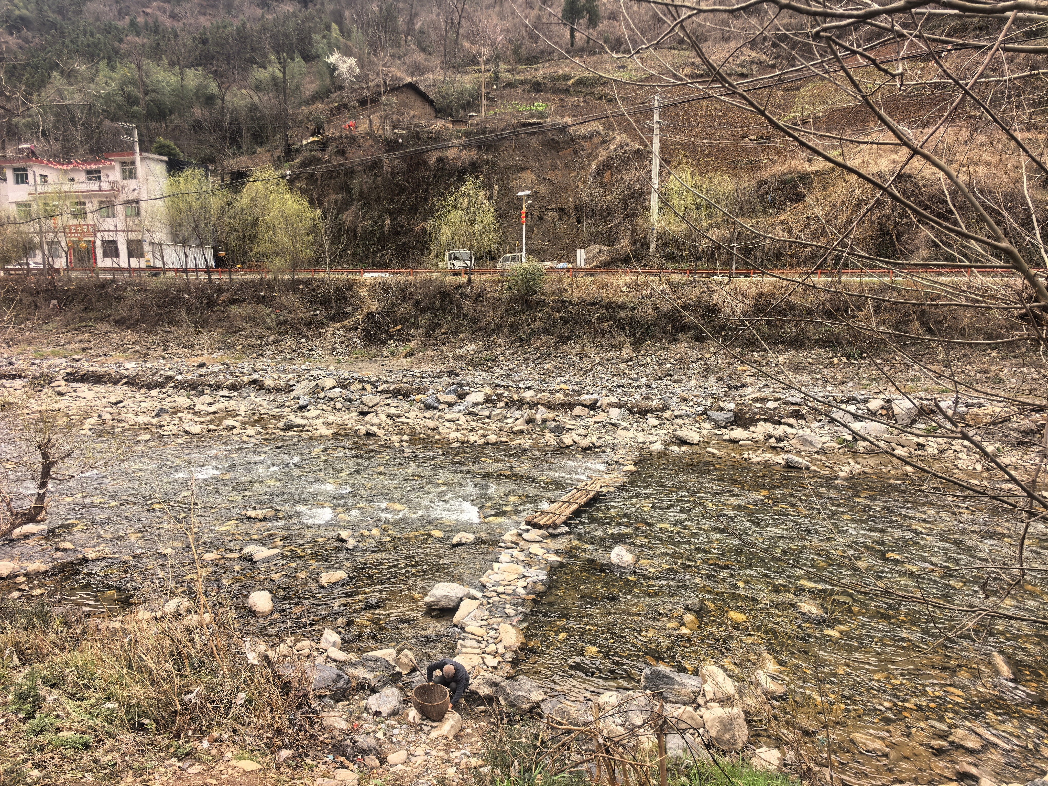 昔日热闹非凡的大院子，如今只剩残垣断壁。有人说科学的尽头是玄学，还不能不信。生活