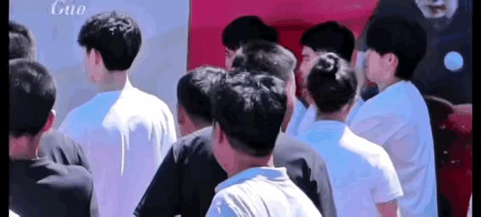 楚钦老师松弛感拉满，众目睽睽之下玩抱抱，一点难为情都没有！今天山东人有福了