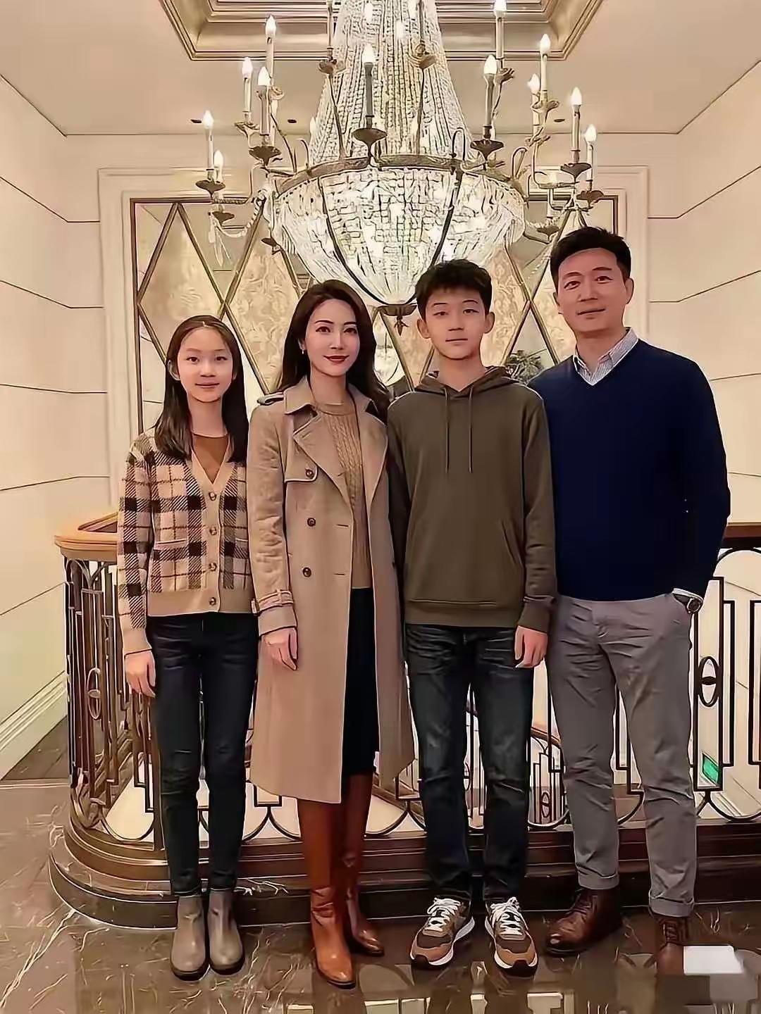不论人是否优秀，光看后面的吊顶就知道一般家庭买不起