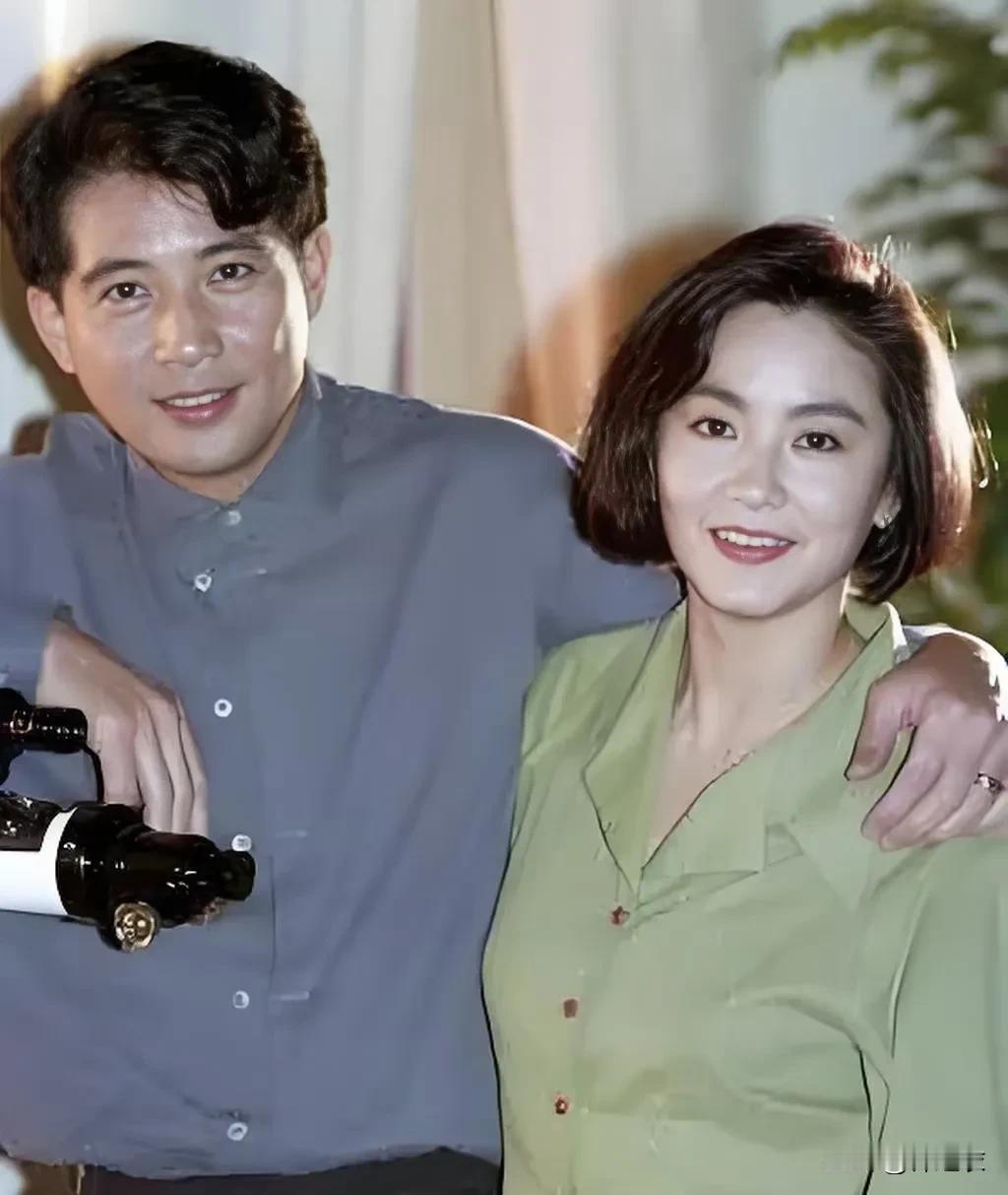 林青霞和秦汉拍完滚滚红尘时；青霞就明白了好看不能当饭吃，爱情不能当饭吃。因为