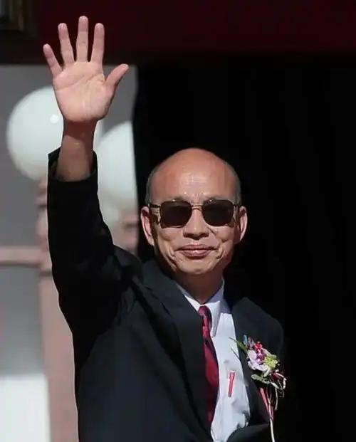 就在刚刚，台湾政坛上演了一出让人拍手叫好的大戏。韩国瑜信誓旦旦要“挑灯夜