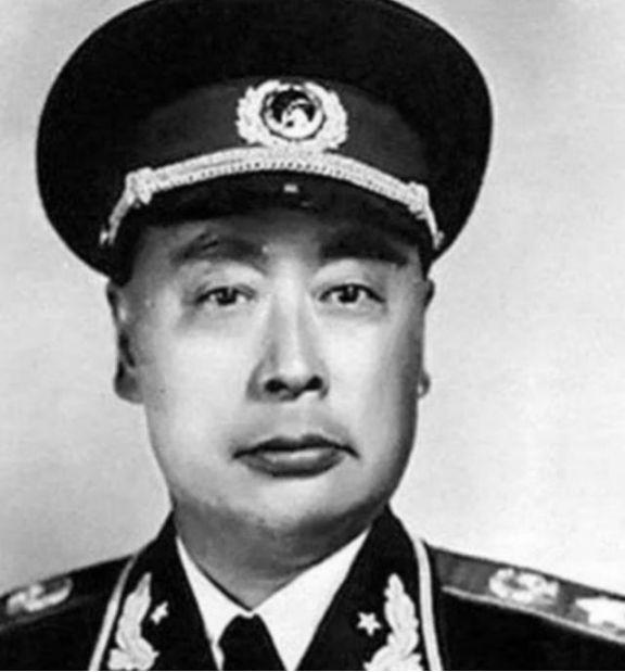 1955年全军授衔之前，刘少奇坚持反对给陈毅授元帅军衔，周恩来听闻此事，立马写了