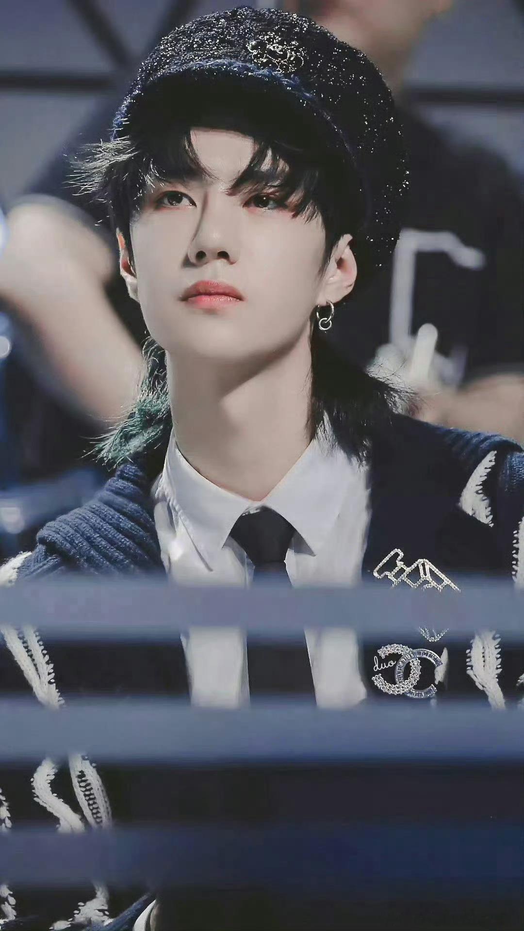   王一博，所有温暖如春的句子里都藏着你的脸。​​​