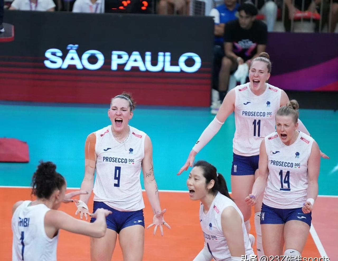 决赛哨响时，科内利亚诺的卫冕铠甲被朱婷一记重扣击穿。斯坎迪奇首夺世俱杯，比分咬