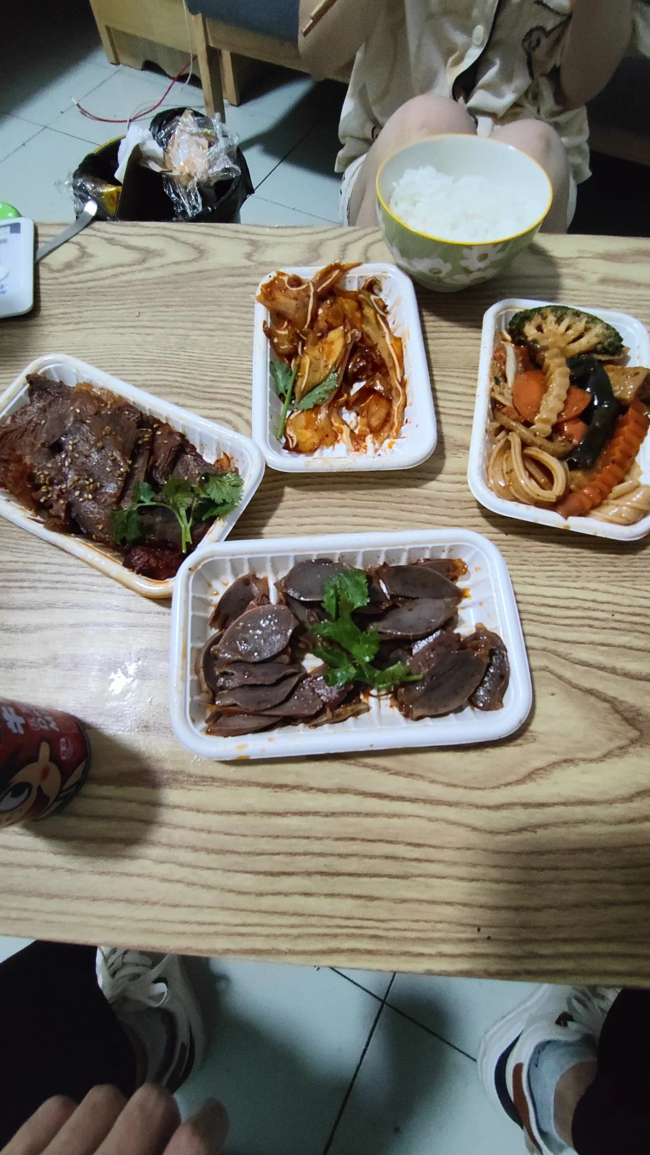 今日晚餐不做菜，豪横一把，在大润发晚上八点以后凉菜特价处理，23块钱买了四个菜，