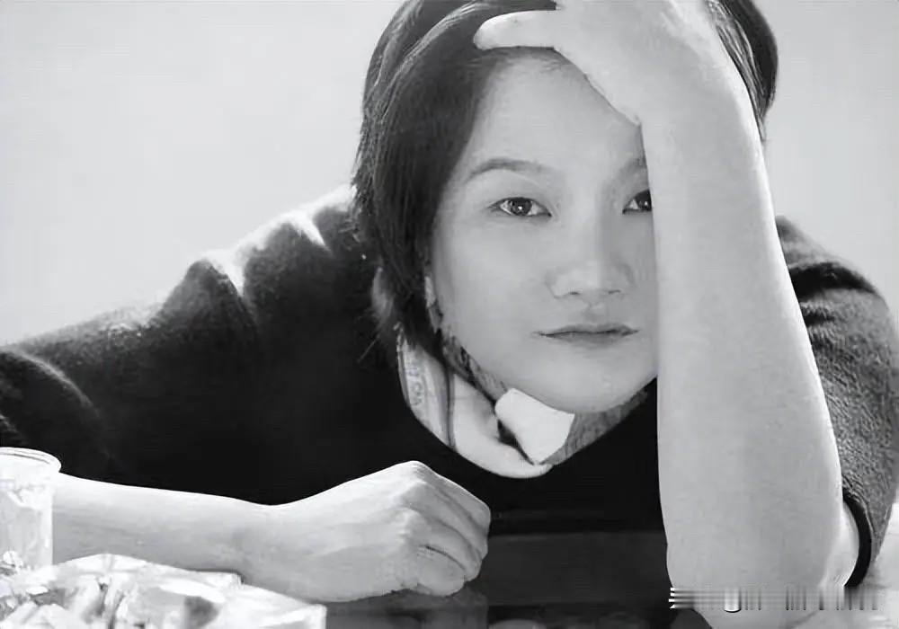洪晃年轻时，因为颜值和身材不感性，被卡在了投行高盛的门外。洪晃当时非常想进投行工