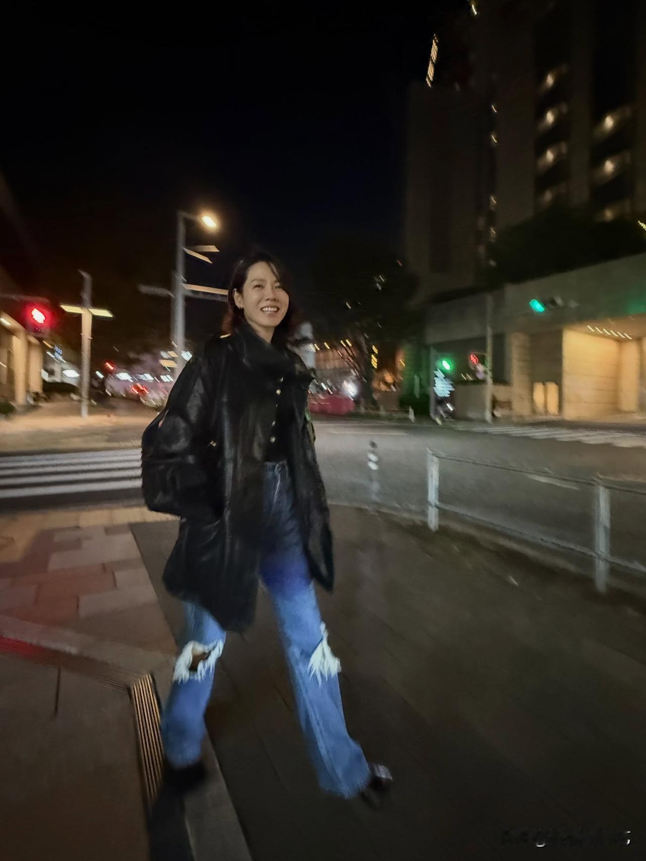 4日，演员孙艺珍在Instagram上传了多张照片。公开的照片中，孙艺珍漫步在日