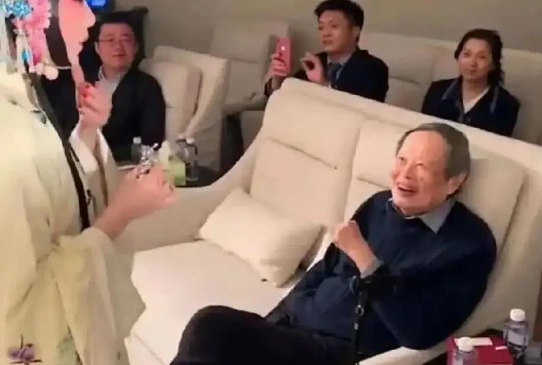 103岁杨振宁给老婆过生日，49岁翁帆穿戏服，美得太惊艳了！103岁的杨振宁此刻