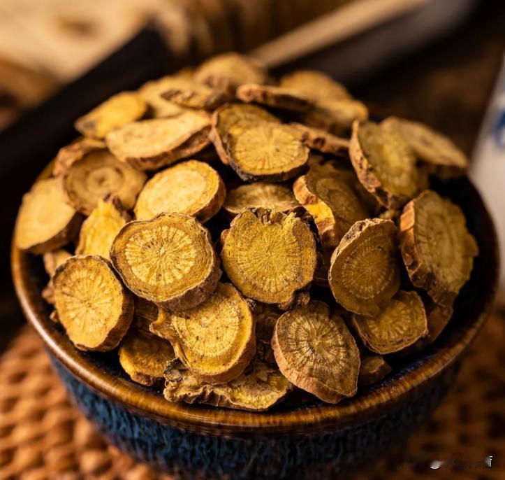 胆绞痛发作时，别再硬扛！43年前中医秘方升级，排石率冲到85%，免开刀。邓铁涛