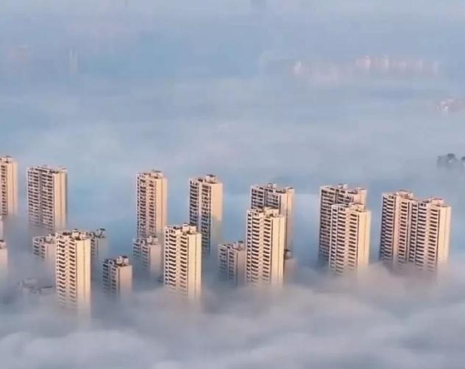 美国称自己是世界上最强大、最富裕的国家，其实早已名不副实、外强中干。中国明明很强