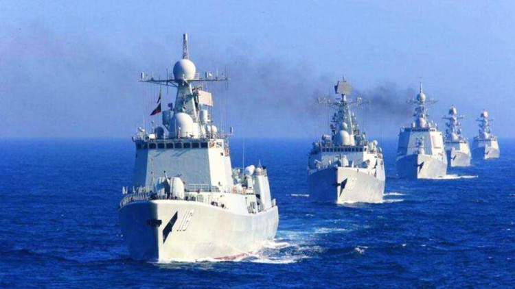 中国海军40艘战舰齐聚东海 随后一声巨响 对手再也不敢妄动
