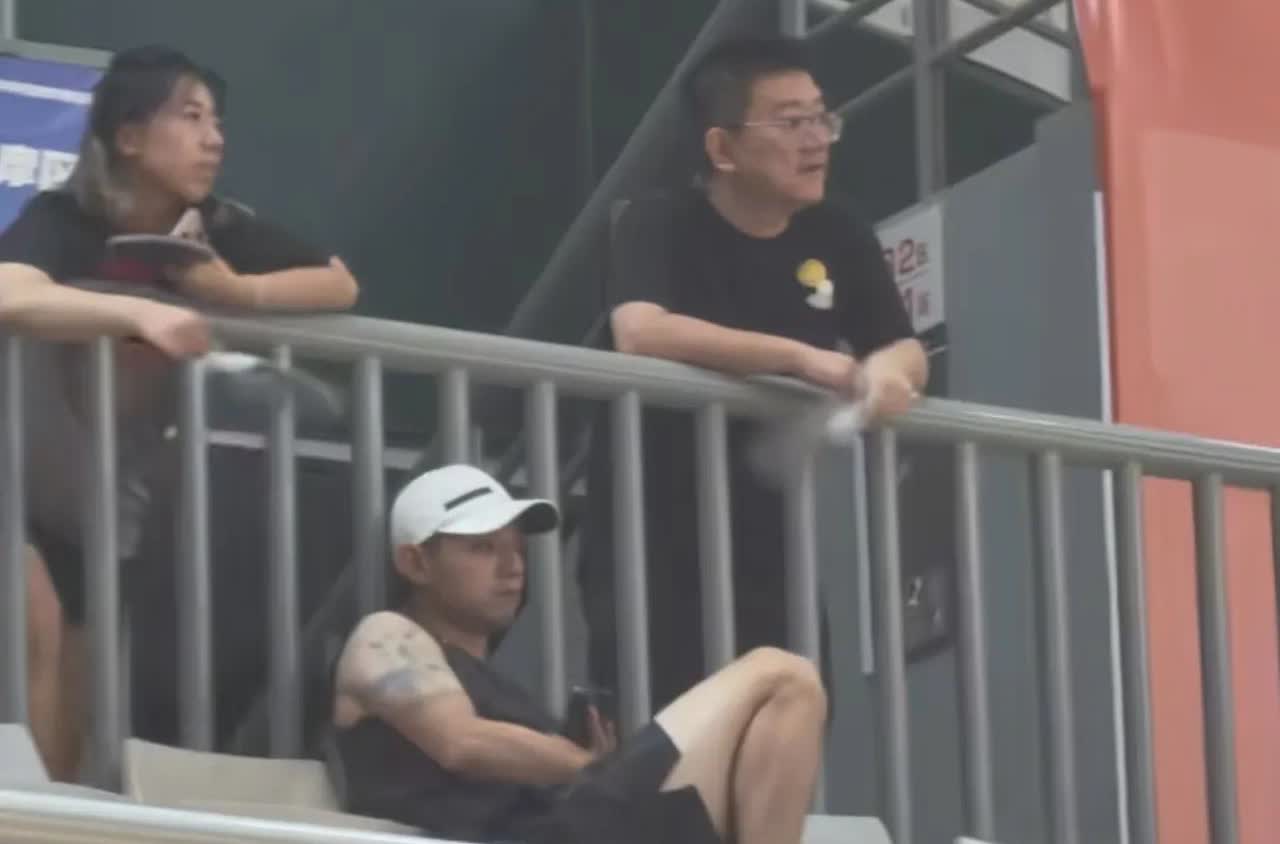 太有喜感了！张继科乒乓球赛在浙江杭州开幕前，张继科在观众席坐着，后面的蝶
