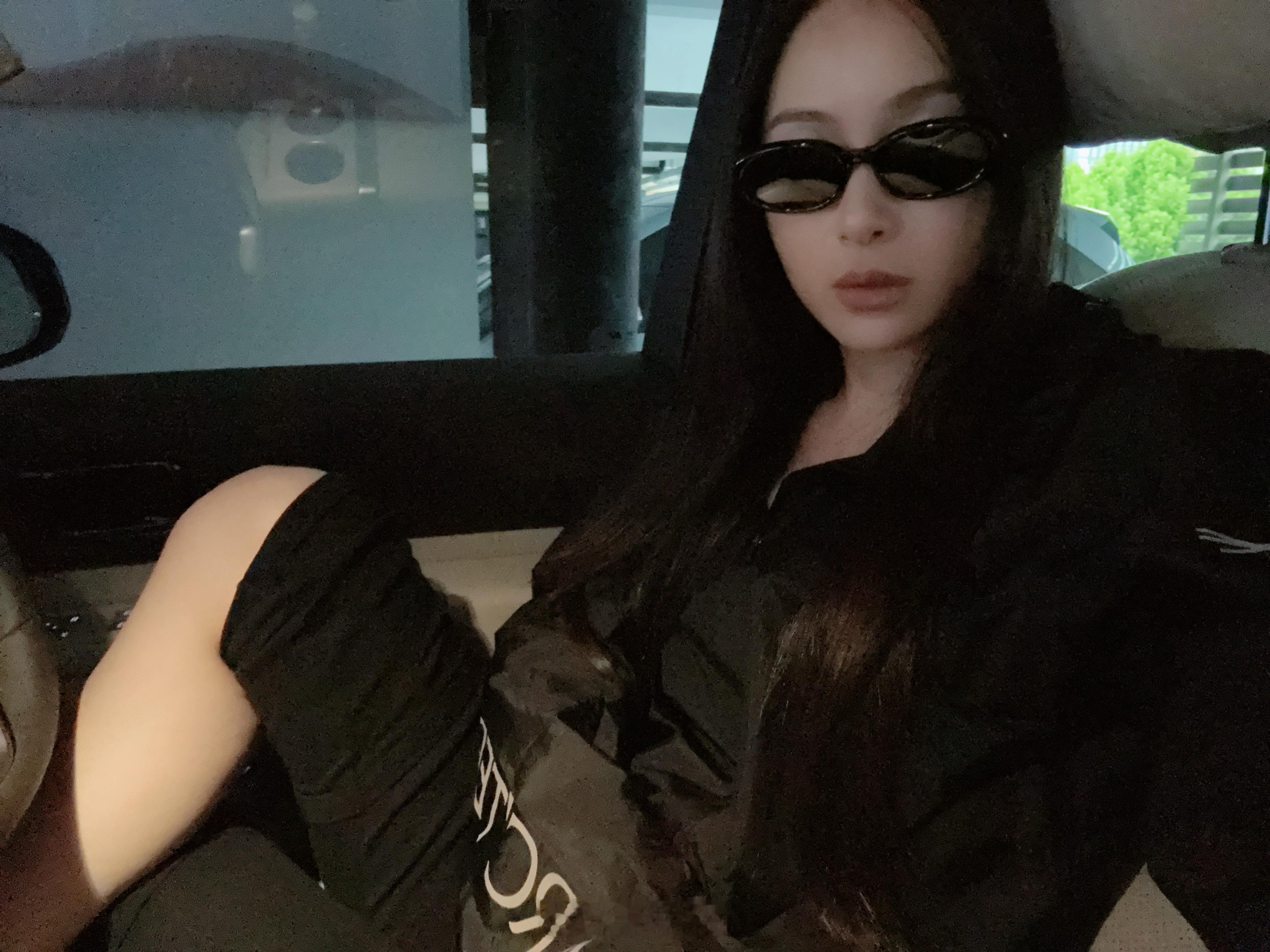 她们都很迷人我不一样我不理人