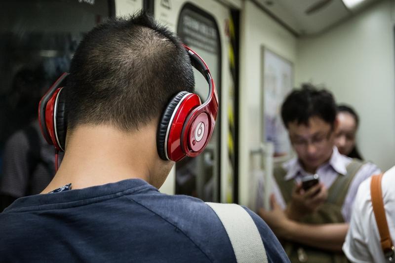 女子手机落新疆乱石堆3年后被送还最近被一个超神奇的事儿暖到了！2022年，网友