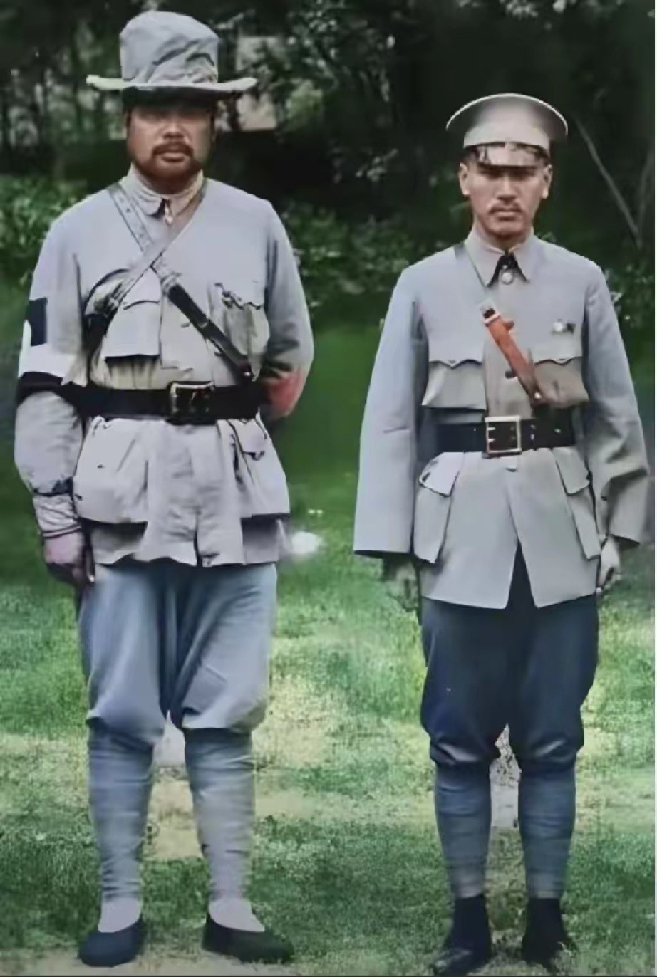 右边这位是蒋中正，左边这位五大三粗的汉子有人认识吗，也是个响当当的人物