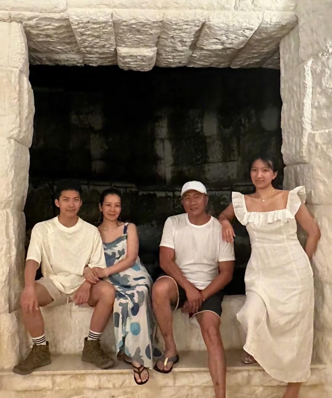 胡军曾笑着吐槽自家名字：“我们家仨孩子，就我这名最敷衍！我姐叫胡岚，‘山风岚’多