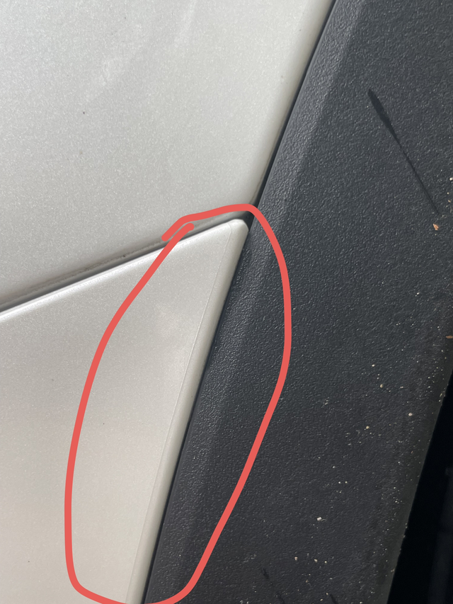 帮我看看，特斯拉工作人员说正常现象刚提的车，1、发现色差（特别明显）2、痕迹（