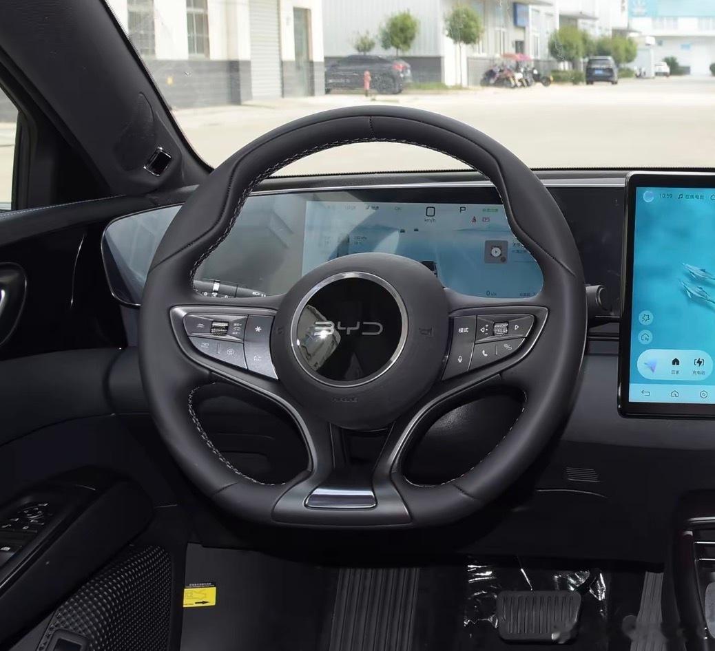 巨大提升。以前那个方向盘简陋、幼稚，像个鲸鱼尾巴，幼儿园设计。现在的优雅之极，又