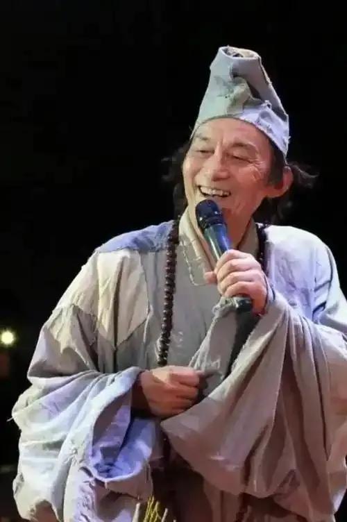 上联：功名利禄随风去，下联：爱恨情仇任水流。
