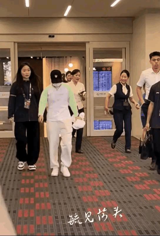 莎莎是真挺向着她哥哥的！飞机晚点了，她刚从里头出来，今天穿得挺休闲，看着就可爱。