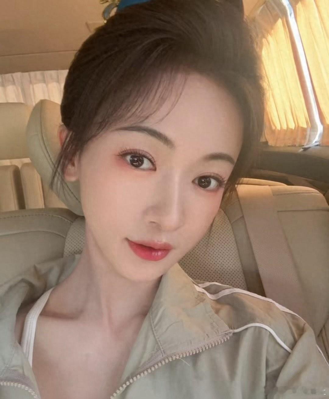 吴谨言又瘦了好多内娱“瘦身卷王”再添新名场面！近日吴谨言现身某杂志拍摄现场，一