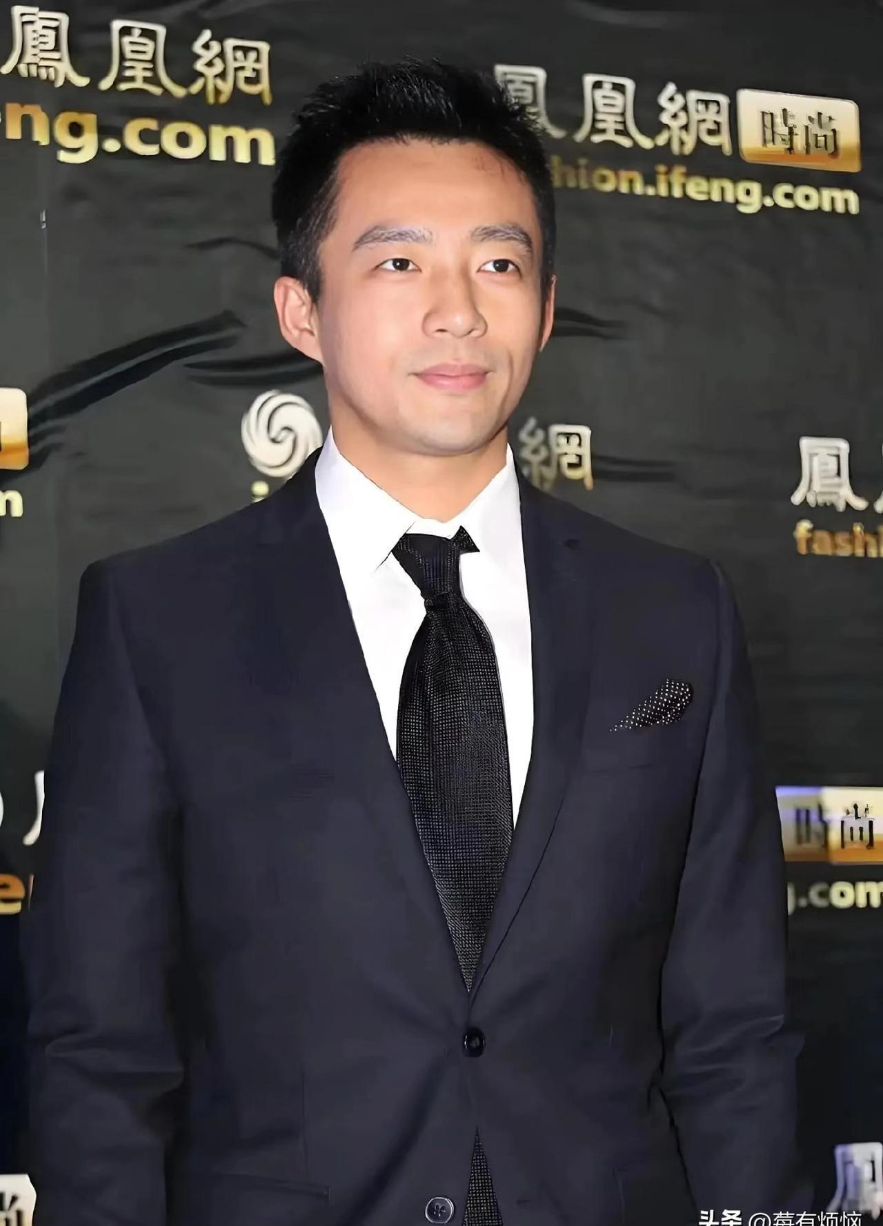 汪小菲冲着镜头活生生砸碎了亲妈的饭碗。他铁青着脸当众撇清，麻六记跟这老太太没关