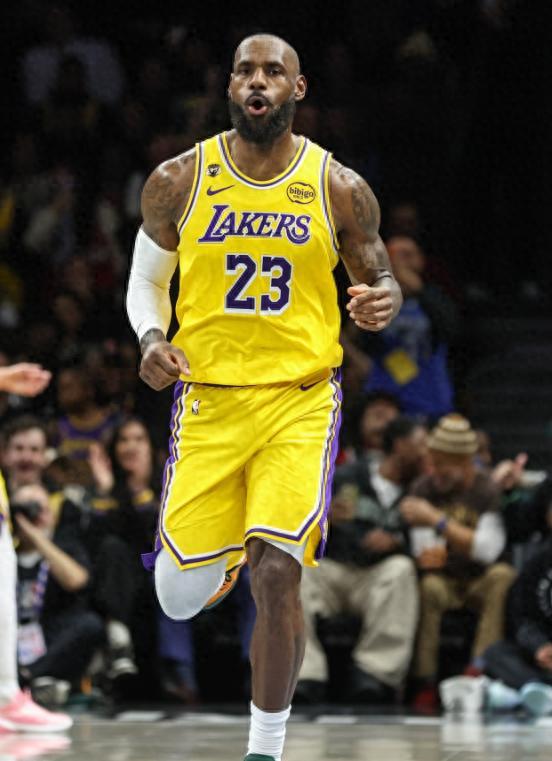 艾顿身价打没了，老詹大概率降薪阵容名单摊开来看，勒布朗·詹姆斯、卢卡·东契奇