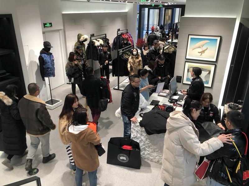 三亚这天气都快30℃了，海边全是穿短袖踩拖鞋的人，可免税店里却一群人在抢加拿大鹅