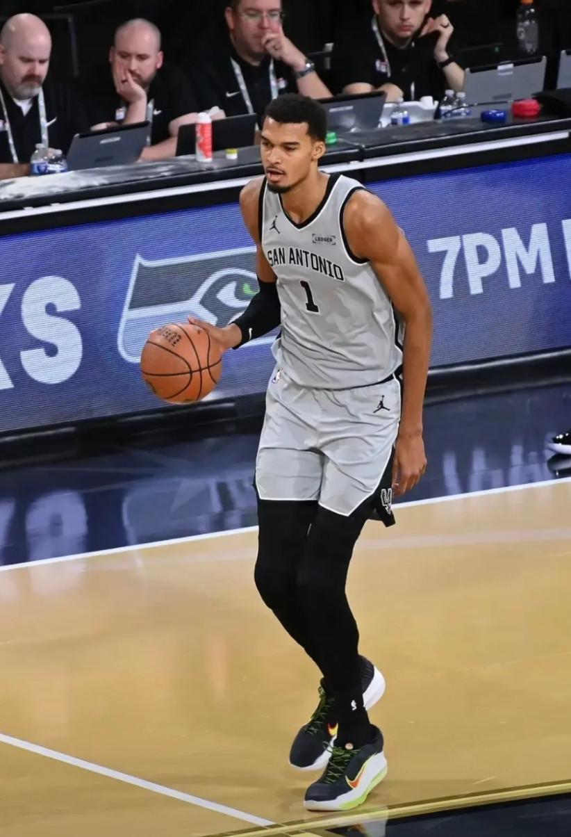 卡鲁索就别喊冤了，都能把文班亚马气的骂人了！真不怪文班骂人，卡鲁索防守下手太狠